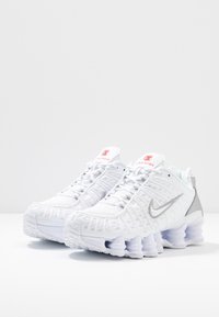 Nike Sportswear SHOX TL Trainers white/metallic silver/max