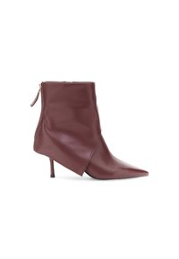Stivale alla caviglia in pelle borgogna con punta affusolata, chiusura con zip sul retro e silhouette scolpita. Presenta un tacco alto e sottile e una texture liscia.