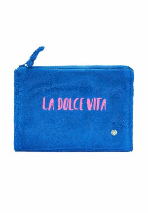 Blaue Reißverschlusstasche mit strukturiertem Stoff und rosa Text "LA DOLCE VITA" in der Mitte, plus kleines rundes Logo nahe der unteren rechten Ecke.