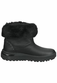 Botines de cuero negro con un cuello de piel sintética, superficie texturizada, detalles de tachuelas en el lateral y una suela de goma rugosa y con patrón.