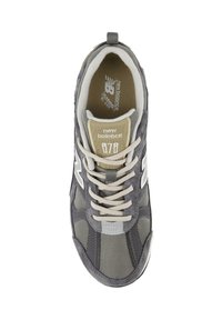 Scarpa sportiva grigia con tomaia in rete e suede, caratterizzata da un design con lacci, una linguetta imbottita e un logo sul lato. Accenti grigio chiaro.