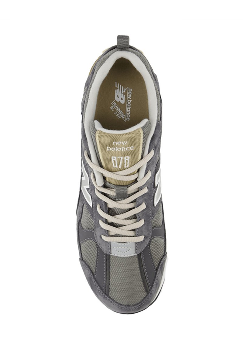Scarpa sportiva grigia con tomaia in rete e suede, caratterizzata da un design con lacci, una linguetta imbottita e un logo sul lato. Accenti grigio chiaro.