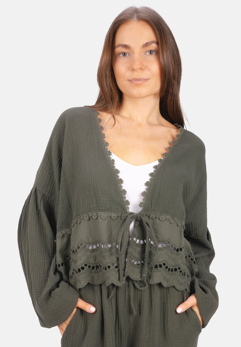 Olivengrüner, leichter, kurzer Cardigan mit Spitzendetails, V-Ausschnitt, Bindeschluss und langen Ärmeln. Strukturiertel Stoff mit lockerer Passform.