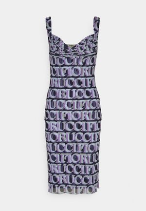 Φόρεμα εφαρμοστό από απαλό ύφασμα με επαναλαμβανόμενο μοτίβο κειμένου σε βιολετί και μαύρο χρώμα. Ο σχεδιασμός περιλαμβάνει στενές τιράντες και βαθύ λαιμόκομμα.