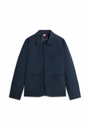 Marineblaue Herrenjacke zum Knöpfen mit drei Fronttaschen, langen Ärmeln und einem Kragen, flach auf weißem Hintergrund ausgelegt.