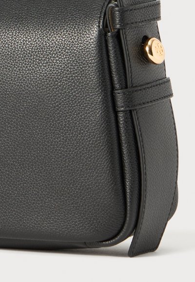 Sac en cuir noir texturé au design structuré, avec un détail de bouton doré et une bandoulière réglable pour plus de polyvalence.