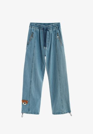Pantalones vaqueros azul claro con cintura elástica, cordón azul marino, bolsillos delanteros con cremallera y anillas, y un pequeño rostro de oso bordado cerca del dobladillo izquierdo.