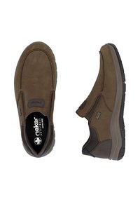 Brązowe buty wsuwane z zamszu, z wyściółką amortyzującą i gumową podeszwą, z subtelnym przeszyciem i akcentami logo na cholewce.