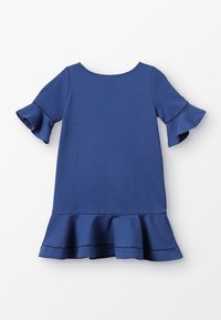 Blaues Kurzarmkleid aus weichem Stoff, mit Rüschensäumen und einem ausgestellten Saum mit dezentem Nähdetail.
