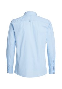 Šviesiai mėlyna ilgomis rankovėmis marškiniai su apvalia apačia, užsegamais rankogaliais, nugarine dalimi ir standartiniu apykakle. Lygios audinio tekstūros.