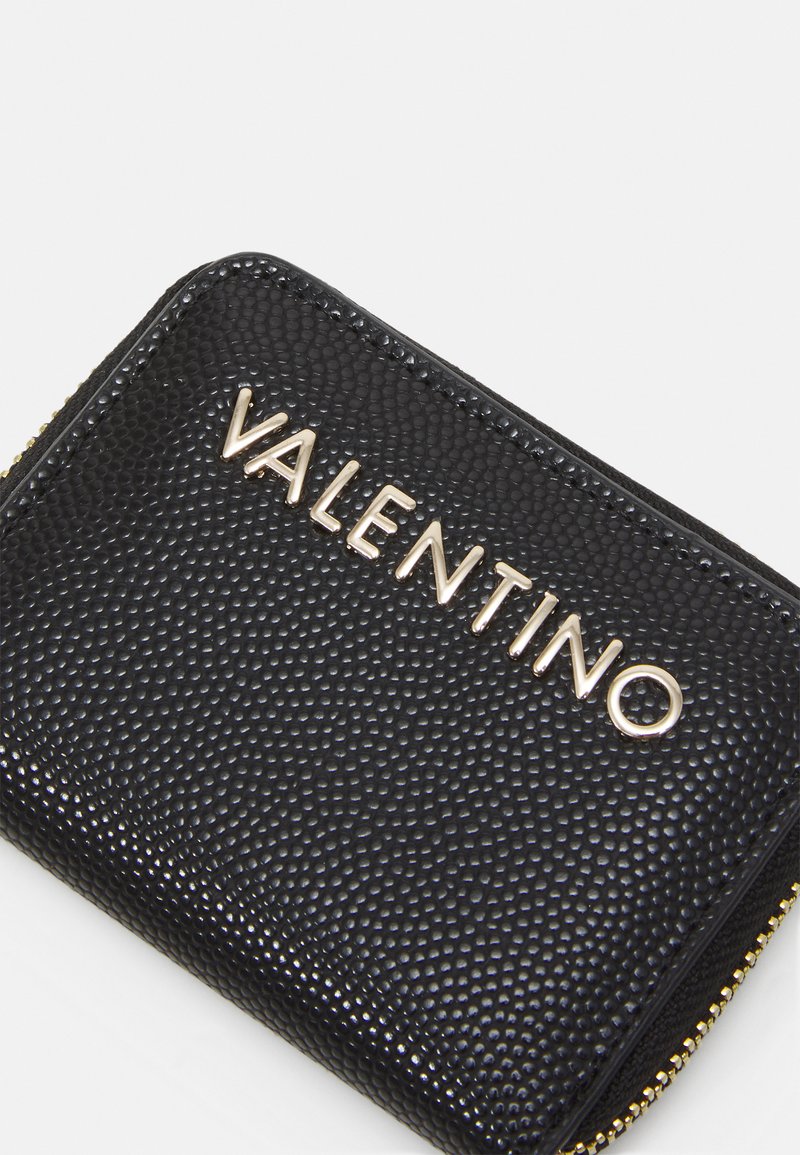 Czarny skórzany portfel o teksturowanym wykończeniu, z złotym logo "VALENTINO". Zamek błyskawiczny z detalami w złotym kolorze. Prostokątny kształt.