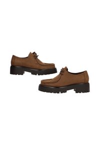 Zapatos oxfords de ante marrón con suela de goma negra gruesa, diseño con cordones y detalles de costura visibles en la punta.