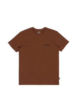 T-shirt marrone a maniche corte con scollatura tonda e piccolo logo testuale nero sul lato sinistro del petto.