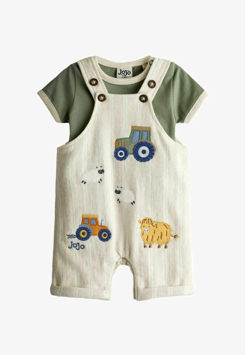 Beżowe ogrodniczki dla malucha z zieloną koszulką z krótkim rękawem, ozdobione haftowanymi traktorami, owcami i żółtym bydłem szkockim.