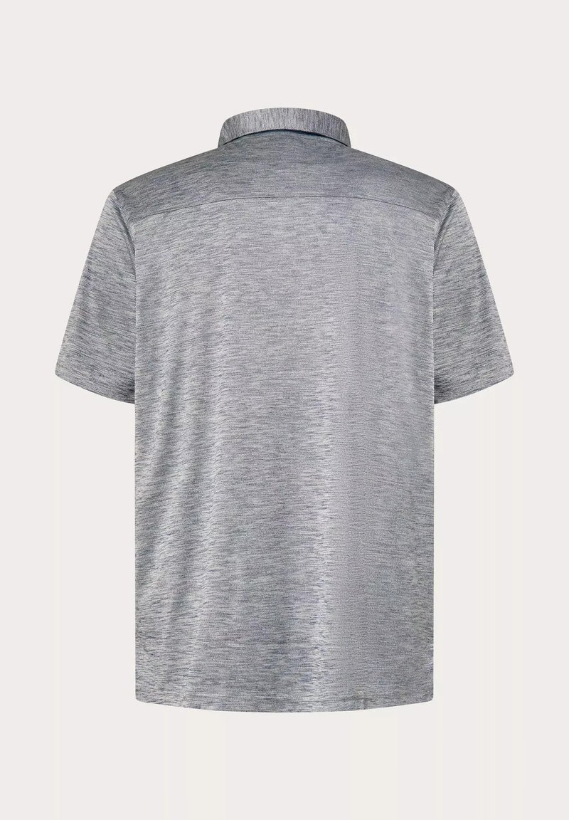 Polo gris de manga corta con patrón de tela texturizada, mostrado desde atrás con cuello estándar y corte holgado.