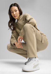 Puma CAVEN 2.0 - Zapatillas altas - whitedesert dustdeeva peach