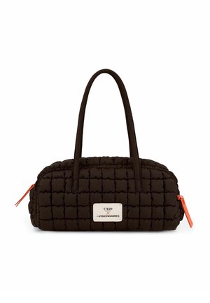 Bolso negro acolchado con asas largas, forma rectangular y tiradores de cremallera naranjas a cada lado. Etiqueta blanca con texto negro en el centro frontal.