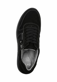 Zapatillas de ante negro con punta redonda, parte delantera con cordones y cremallera lateral. Presenta un forro gris y detalles de costura blanca en contraste.