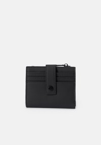 Carteira de couro preta com fecho de botão, apresentando um acabamento texturizado, múltiplos compartimentos para cartões e um compartimento com fecho em cima.