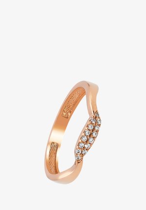 Bague en or rose avec un anneau lisse et une rangée centrale de pierres claires étincelantes, avec une surface intérieure texturée.