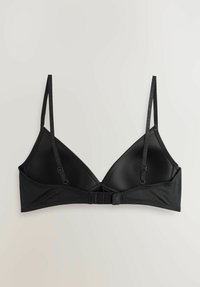 Čierny trojuholníkový bralet vyrobený z hladkej látky, s nastaviteľnými ramienkami a zapínaním na háčik a oko na chrbte.