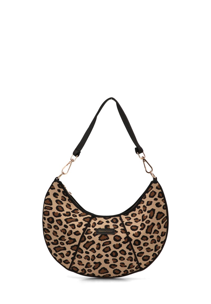 Bolso de hombro de estampado de leopardo con ribete negro, forma curva y herrajes en tono dorado. Presenta un cierre de cremallera y correa ajustable.