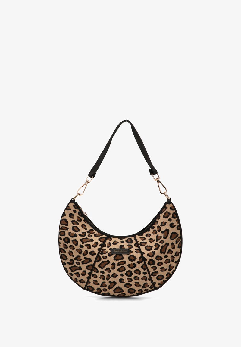Bolso de hombro de estampado de leopardo con ribete negro, forma curva y herrajes en tono dorado. Presenta un cierre de cremallera y correa ajustable.
