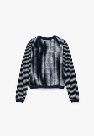 Maglione a maglia blu navy con righe verticali bianche, scollatura arrotondata e polsini a costine. Presenta un motivo testurizzato su tutta la superfice.