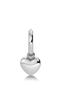 Strieborný prívesok v tvare srdca s lesklým povrchom, pripevnený k hladkému obruču. Dizajn má zaoblené okraje a lesklý povrch.