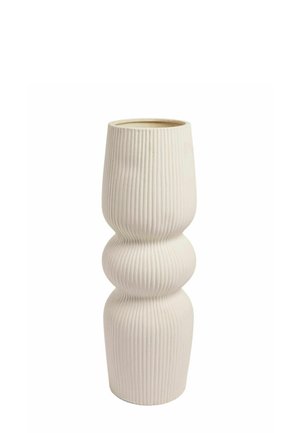 Vaso alto in ceramica colore bianco sporco con trama a coste e tre sezioni arrotondate impilate verticalmente.