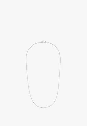 Collier chaîne fine en argent avec petits maillons ovales et fermoir à ressort sur fond blanc.