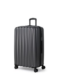 Czarny twardy walizka z pionowymi rowkami, wysuwaną rączką i czterema gładko toczącymi się kółkami. Posiada zamek szyfrowy z boku.