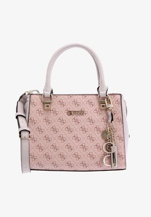 Bolso de mano rosa claro confeccionado con material texturizado que presenta un patrón repetido de logotipos, herrajes dorados, doble asa y una correa ajustable.