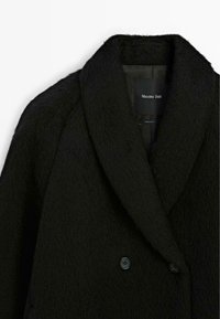 Manteau noir à double boutonnage en tissu texturé avec un large col cranté et des boutons noirs. Étiquette indiquant "Massimo Dutti."