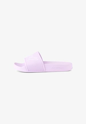 Fialová pantofle na klínku s texturovaným páskem a plochou podrážkou; páska je zdobena vyraženým logem značky a geometrickým vzorem.