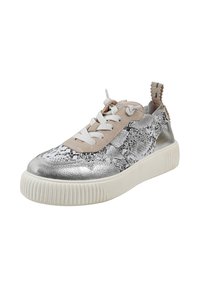 Niskie trampki w kolorze srebrnym i beżowym, z fakturą skóry węża, gumową podeszwą i sznurowanym zapięciem. Charakterystyczna tylna pętla ułatwiająca zakładanie.