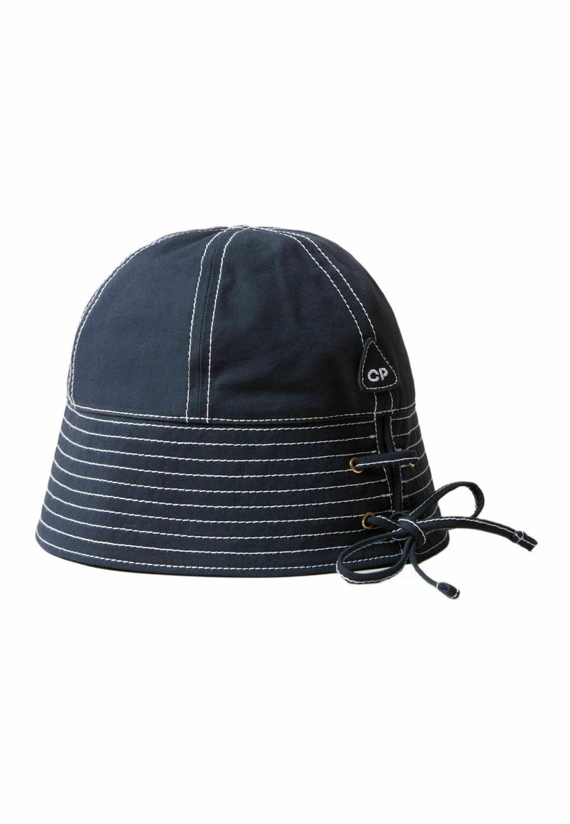 Cappello a secchiello della marina in cotone con cuciture bianche. Presenta un cordino e dettagli in metallo per la regolazione. Design strutturato e arrotondato.