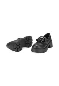 Zwarte leren schoenen met een ronde neus, stevige hak, textuur op het oppervlak en een decoratieve kettingaccent over de wreef. Rubberen zool met profiel.