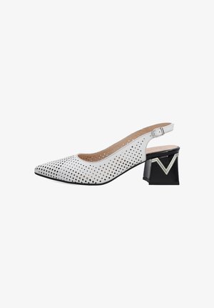 Bílé perforované slingback lodičky s špičatou špičkou, kontrastním černým geometrickým podpatkem a nastavitelným popruhem. Hladký kožený povrch.