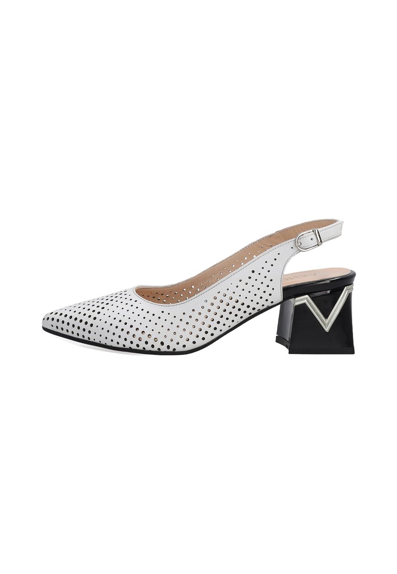 Bílé perforované slingback lodičky s špičatou špičkou, kontrastním černým geometrickým podpatkem a nastavitelným popruhem. Hladký kožený povrch.