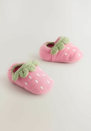 Rosa Stoffhausschuhe in Form von Erdbeeren, mit grünen Blattakzenten und weißer Naht. Weiche Textur mit einem gemütlichen Design.