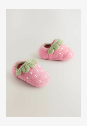 Pantofole di tessuto rosa a forma di fragole, con accenti verdi a foglia e cuciture bianche. Tessuto morbido con un design accogliente.