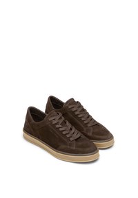 Baskets en daim marron avec un design à lacets, semelle en caoutchouc et accents contrastants en beige clair. Coutures apparentes et texture lisse.