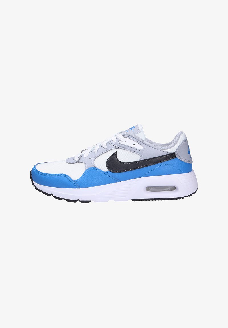 Zapatilla deportiva blanca y azul con un Swoosh negro. Presenta una parte superior de malla, acentos de cuero sintético y una cámara de aire visible en la suela.