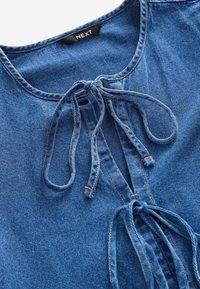 Next TIE FRONT MIDI SMOCK - Denimové šaty - mid blue