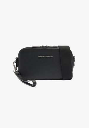 Zwarte rechthoekige crossbodytas met twee ritsen, afneembare band en polsbandje, met het "MomoDesign" logo aan de voorkant.