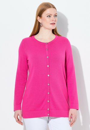 Cardigan rosa realizzato in un morbido tessuto a maglia. Presenta un collo rotondo, maniche lunghe e chiusure con bottoni argentati sul davanti.
