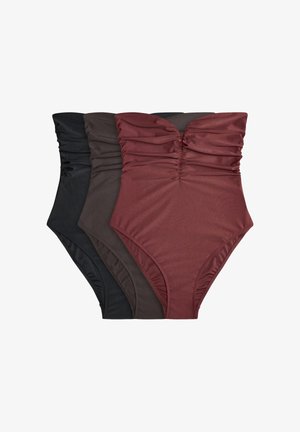 Trei costume de baie întregi fără bretele, cu volane, în culorile negru, maro închis cu dungi și burgund, așezate unul lângă altul.