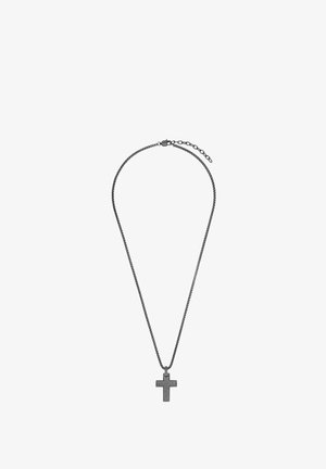 Collana con croce in metallo con una finitura scura, su una catena fine. La croce presenta dettagli geometrici; lunghezza della catena regolabile per una vestibilità personalizzata.