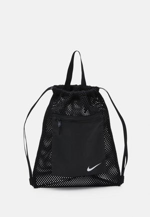 Czarny plecak sportowy z siateczki z przednią kieszenią na zamek, dwoma paskami na ramiona i białym logo Nike na przedniej kieszeni.